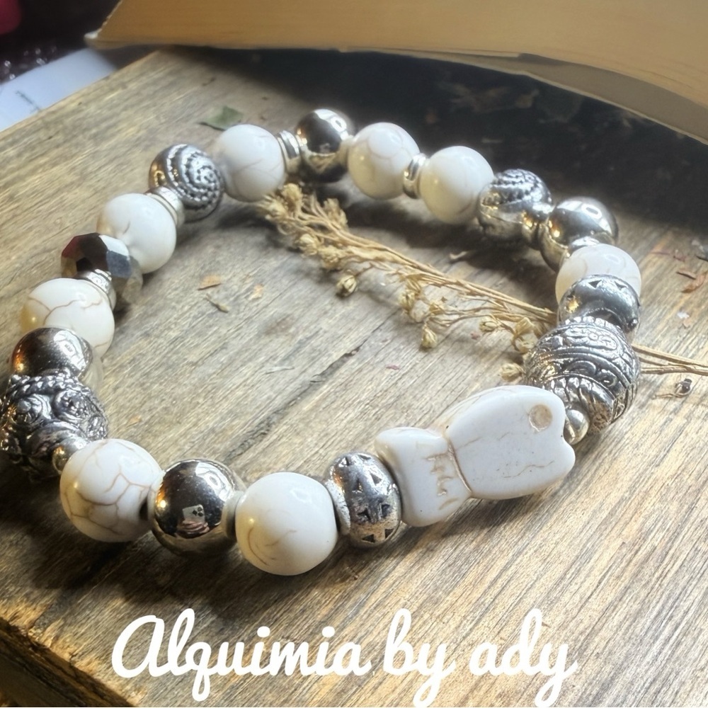 BEACH GLAM 🐟 Cream Turquoise Bracelet with Carved Vintage Fish